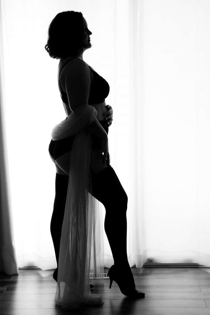 Plus size boudoir photography photoshoot featuring a black and white silhouette